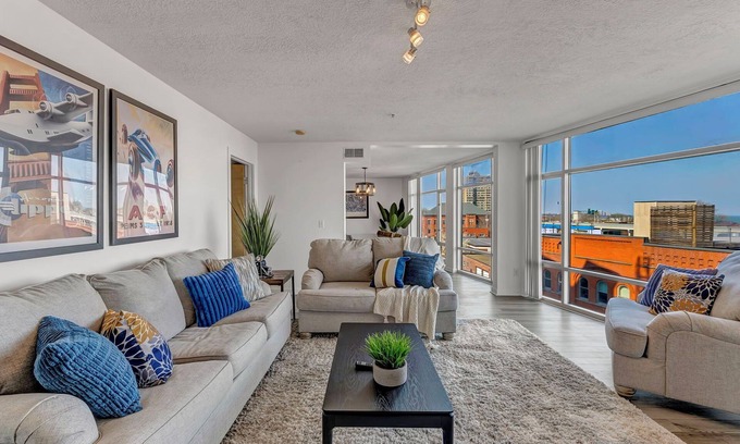 Ohio City Apartment | 2-bedroom apartment in brilliant Cleveland with WiFi, AC, fitness room