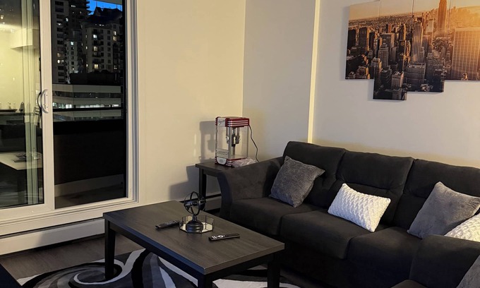 Connaught Apartment | 2 bedroom apartment in the heart of downtown Calgary with swimming pool
