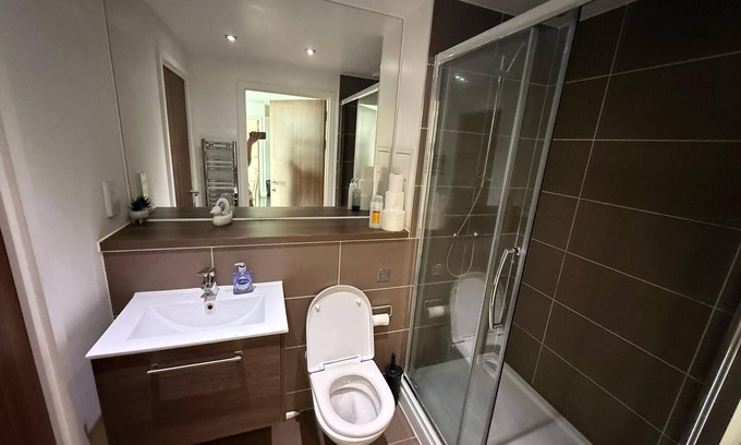 Collier's Wood Apartment | 2-bedroom apartment in welcoming London with WiFi