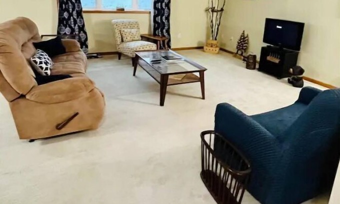 Woodward Apartment | 2 Bedroom Apartment next to High Trestle Trail