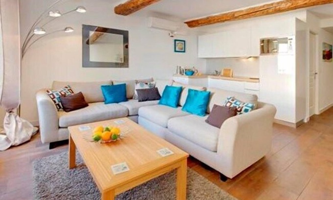 Nice Apartment | 2 Bedroom Apartment Paces from Place Garibaldi, On the Edge of the Old Town.