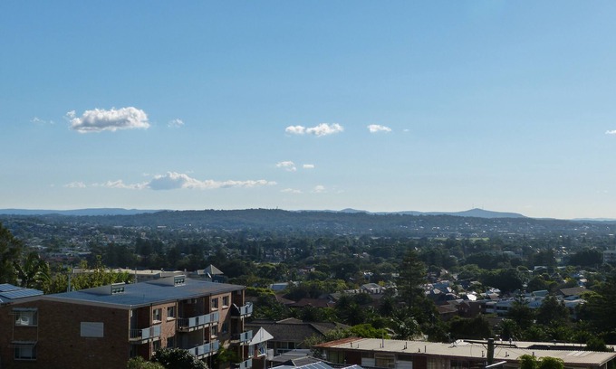 The Hill Apartment | 2 Bedroom apartment - sleeps 4 - walk to cafes & beaches