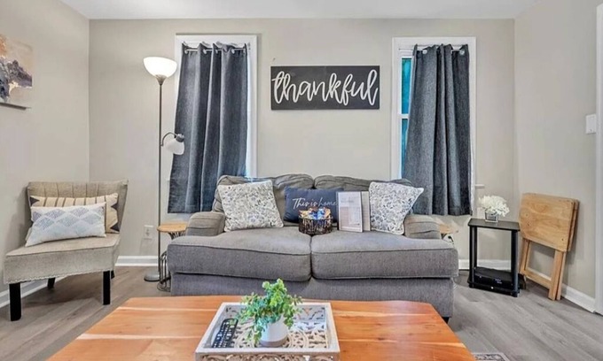 Portsmouth Apartment | 2-bedroom apartment in charming Portsmouth with AC, WiFi