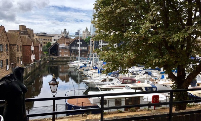 Tower Hill Apartment | 2 bedroom apartment Zone 1 overlooking St Katharine's Dock & Tower Bridge