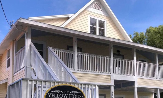 Downtown Dunedin Apartment | 2 Bedroom Apt Overlooking Dunedin Town Square