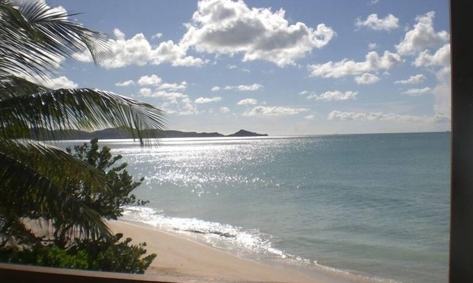 Runaway Bay Apartment | 2 Bedroom Beachfront Apartment Ground Floor