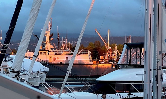 City Center Boat Rental | 2-bedroom boat in Bellingham with stunning water views