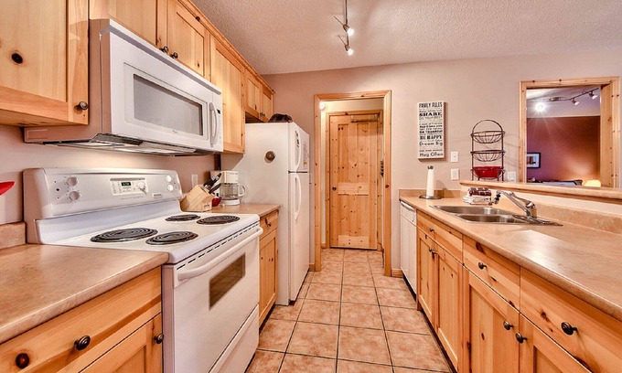 Sun Peaks Condo | 2 Bedroom, close to village and lifts, Quiet location, Parking and Hot Tub!
