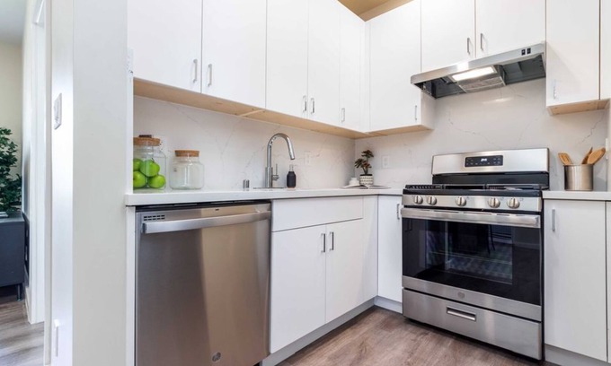 Chinatown Condo | 2 Bedroom Condo L-561681 by Houzlet