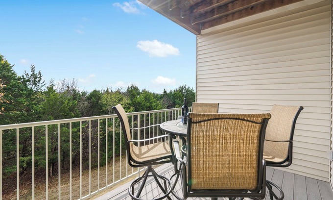 Table Rock Condo | 2 Bedroom Condo w Deck & Wooded Views-Free Attraction Tickets-Close to State Park Marina
