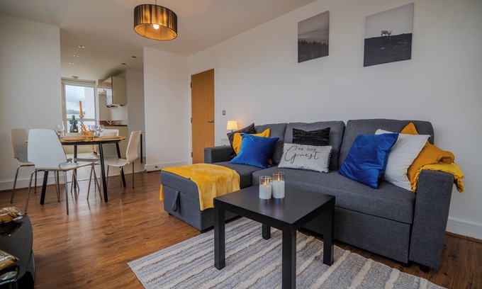 West Thornton Apartment | 2 bedroom Cosy Penthouse in London