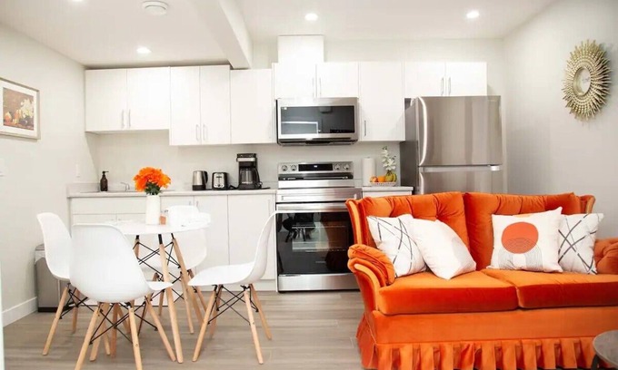 Saskatoon House | 2 Bedroom Cozy Suite in Kensington