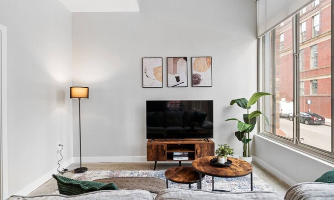 Downtown Cincinnati Apartment | 2 Bedroom Downtown Mins. to Over the Rhine Dist