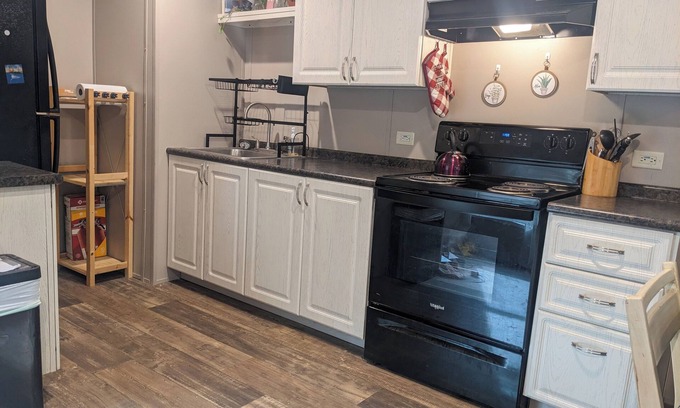 Mount Airy House | 2-Bedroom Farmhouse- A Retreat with Close by Amenities - Wi-Fi & AC