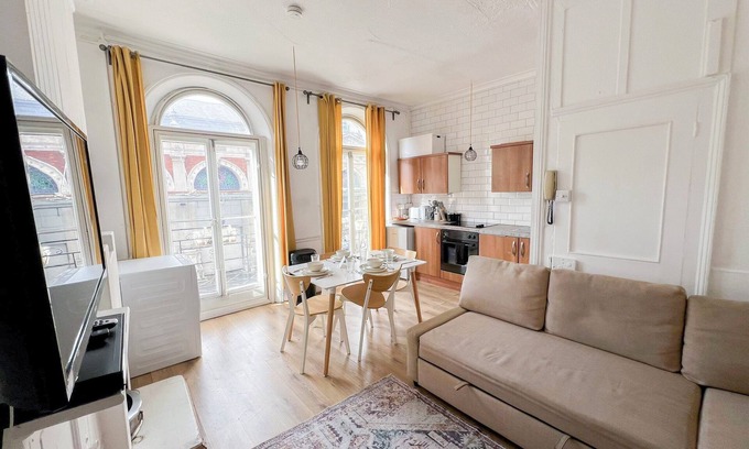 Barbican Apartment | 2 Bedroom Flat a short walk away to Barbican Centre near Farringdon Old St