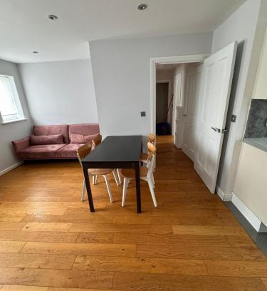 Custom House Apartment | 2-Bedroom Flat Walking Distance to ExCeL London - Perfect Location!