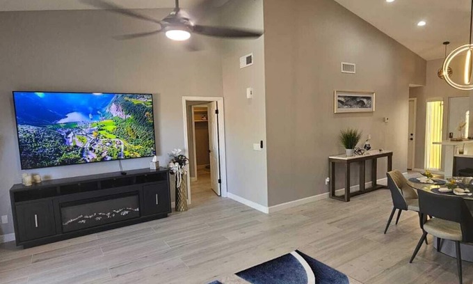 Fountain Hills House | 2 Bedroom Fountain Hills Retreat w Jacuzzi ,Pet Friendly!
