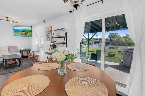 Lakeshore House | 2 bedroom Getaway on the River/close to marina