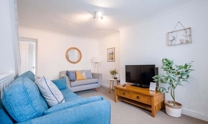 Newport House | 2 bedroom home, sleeps 4, Newport, junction 24, M4