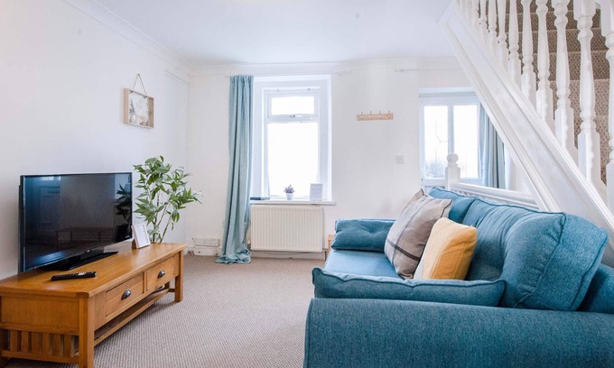 Newport House | 2 bedroom home, sleeps 4, Newport, junction 24, M4