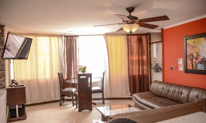 El Poblado Apartment | 2 Bedroom Hot tub security AC Lleras area
