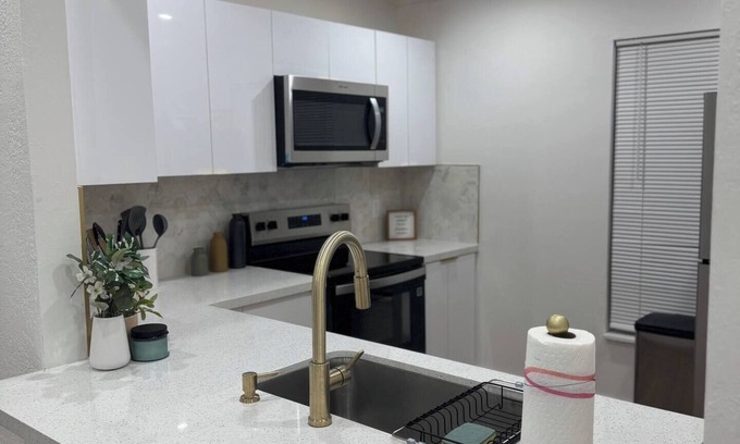 Miami Gardens House | 2-bedroom House 10 minute Walk from Hardrock Stadium/10 Minute Drive from Casino