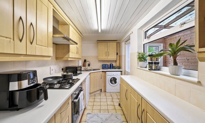 Aylesbury House | 2 bedroom house in Aylesbury, Free Privet Parking