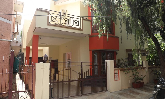 Bengaluru House | 2-bedroom house in brilliant Bengaluru with WiFi, AC & a fully furnished kitchen