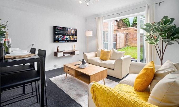 Oldbury House | 2 Bedroom House - Parking - Garden - Oldbury
