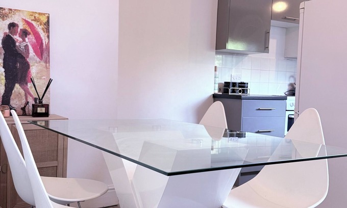 Bristol House | 2 Bedroom House - Your Home Away from Home in Bristol!