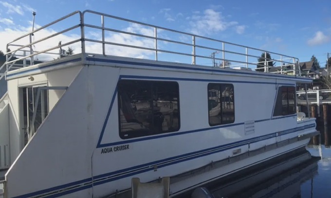 Gig Harbor Boat Rental | 2 bedroom houseboat available in Gig Harbor for rent.