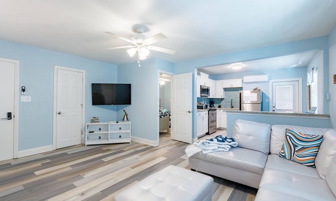 St. Pete Beach Condo | 2 bedroom King Suite Courtyard Pool View 4 min walk to Upham beach! Unit 6