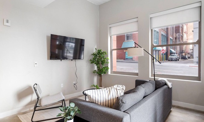 Downtown Cincinnati Apartment | 2 Bedroom Near UC & Good Samaritan Hospital + Wifi