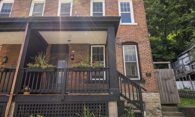Dubuque House | 2 bedroom newly remodeled townhouse