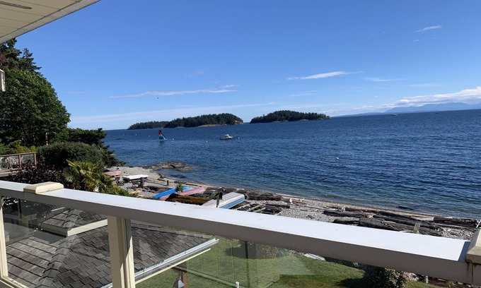 West Sechelt House | 2 Bedroom Oceanfront Suite w/Panoramic Views & Walk-On Beach! 5 mins from town!
