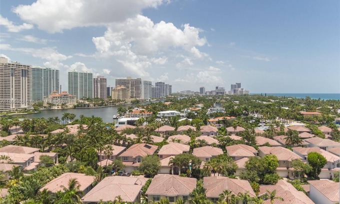 Sunny Isles Beach Condo | 2 bedroom plus den in Sunny Isles Beach 5 minute walk to the beach
