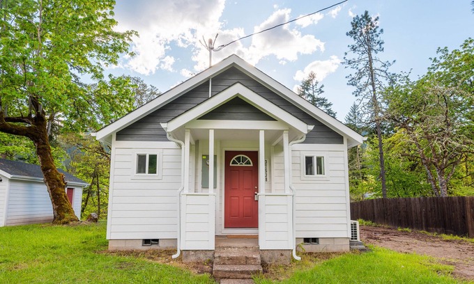 Dorena House | 2 bedroom Riverfront Home, 5 mins from the lake!