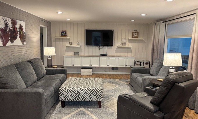 Waveland Park House | 2-bedroom vacation home just 3 minutes drive to Drake University