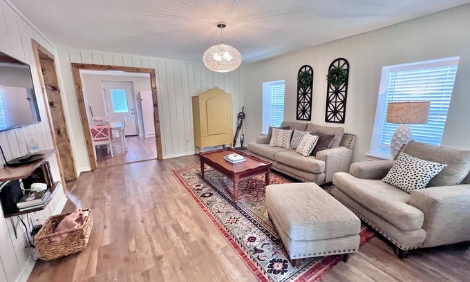Weatherford House | 2-Bedroom with KING Bed Near Downtown Weatherford