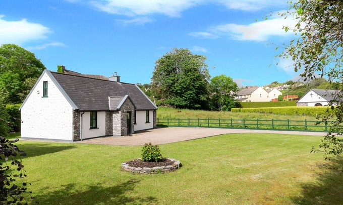 Kenmare Cottage | 2 bedroomed cottage steps from Kenmare town