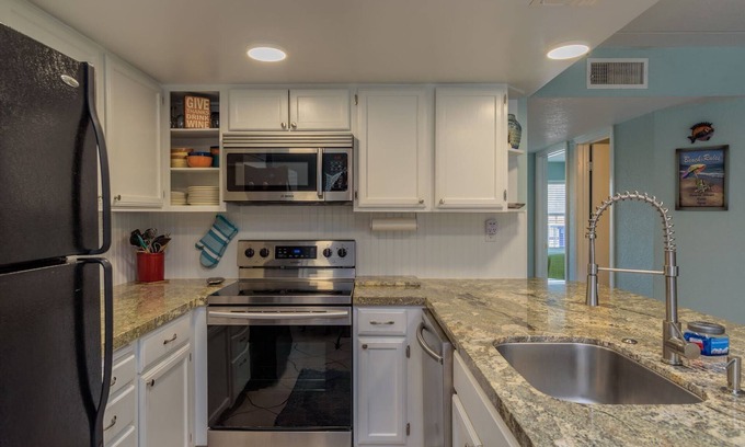 South Padre Island Condo | 2 Bedrooms 2 Bath Condo - Sleeps 6, Wi-Fi, Pool