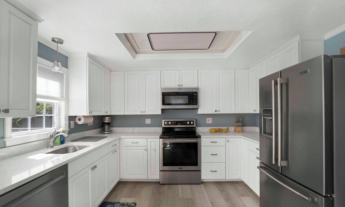 West Yarmouth Cottage | 2 Beds Walk to Baxter Beach