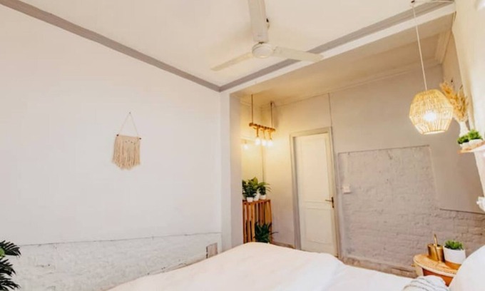 Green Park Apartment | 2 BHK Gem by Hauz Khas Fort - Delhi's Heritage!