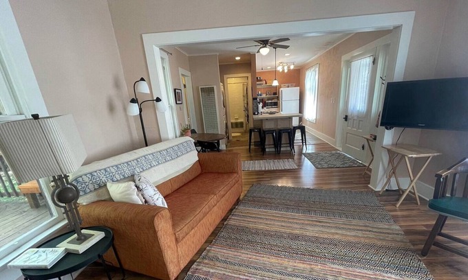 Tyrone House | 2 block to the art district. Recently remodeled with modern updates immenities.