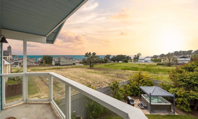 El Granada House | 2 Blocks to ocean, steps to beach, ocean view, hot tub, coastal trail, BBQ