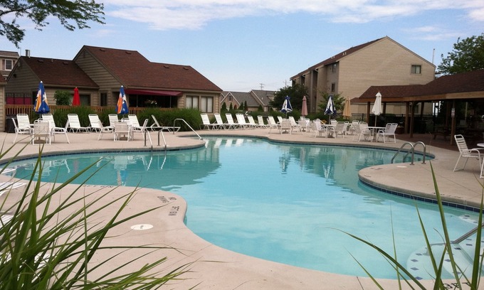 Port Clinton Condo | 2 BR -2Bath-1st flr unit-Pool- Book 2 might min weekdays in Sept for 20% off