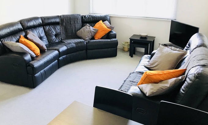 Central Aberdeen Apartment | 2 BR Aberdeen Apartment Near The Beach & River Don - Free Parking + Free Wi fi