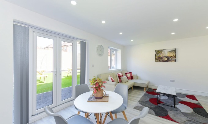 Gedling Apartment | 2-BR Apartment w/Parking Near Nottingham
