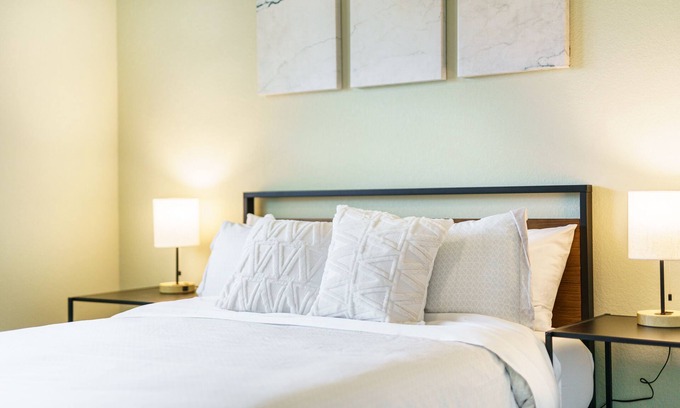 Downtown Apartment | 2-BR Cozy Guest Suite with Full Kitchen Near The Momentary & 8th Street Market