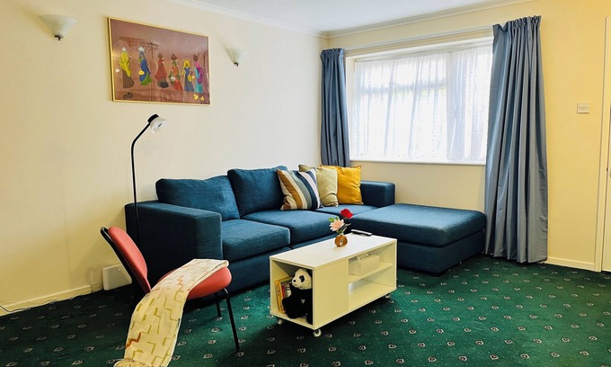 Whittington House | 2 BR Home, garden, free parkng | colindale tube 3-4 mins & centrl london 30 mins